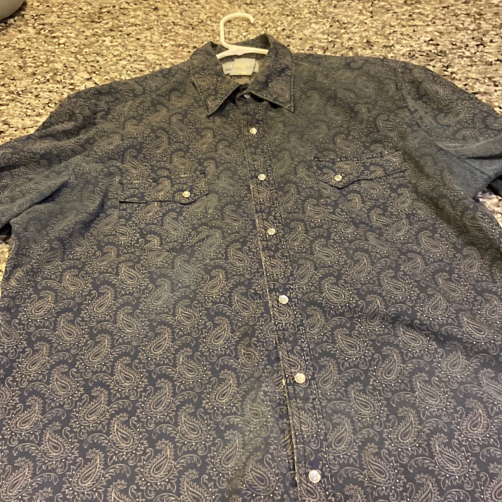 Size L pearl snap wrangler button up